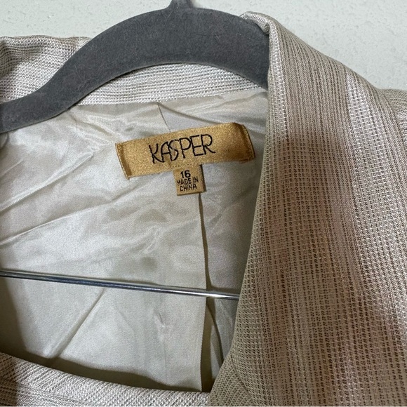 Elegant Women's Cream 2 Piece Suit Size 16 - Picture 5 of 11